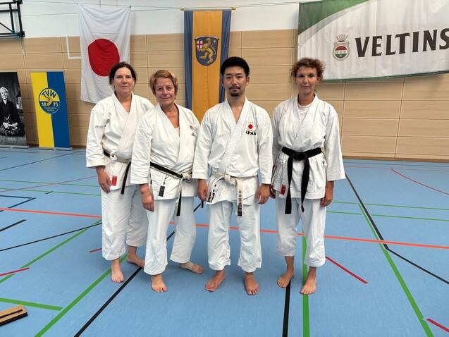 Foto mit Hirose-Sensei Trainingsgruppe 3. Dan aufwärts